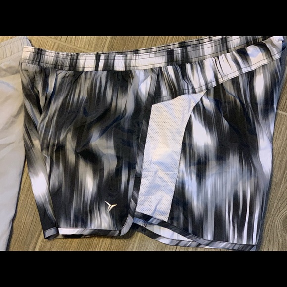*SOLD* Old Navy Active Shorts - Size L - Picture 4 of 8
